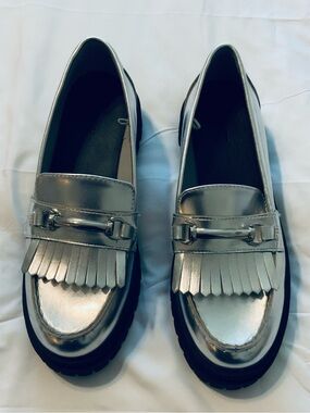 Old Navy Silver Metallic Faux Leather Chunky Heel Loafers Kiltie Fringe Size 9